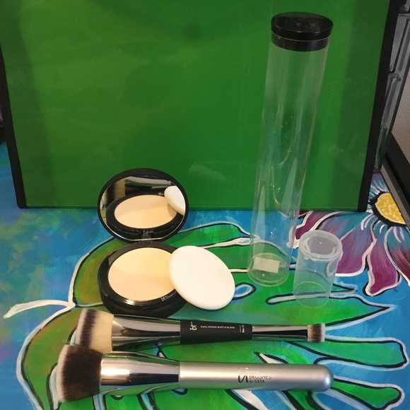 IT Cosmetics Collection - Picture 2 of 4